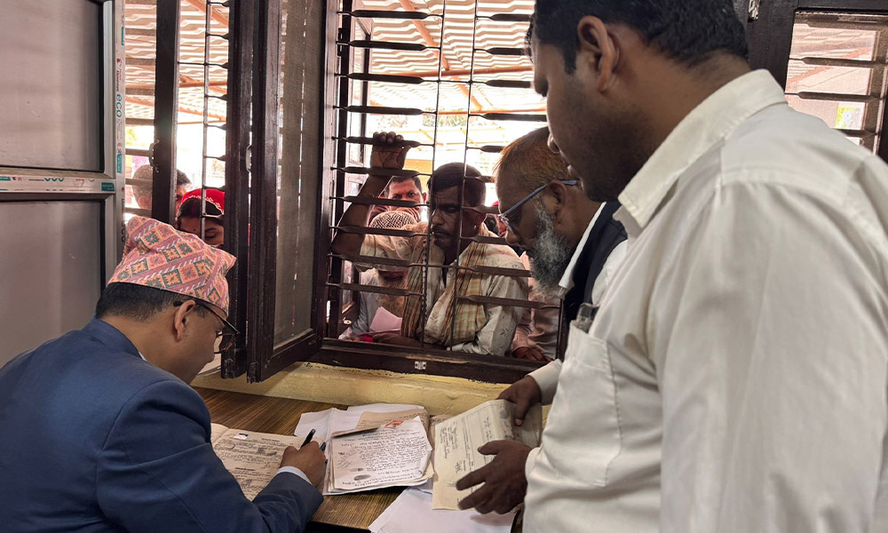प्रशासनमा प्रजिअको ‘कमान्ड’: रौतहटका सिडियो आफैं नागरिकता फाँटमा खटिएपछि सेवाग्राही उत्साहित